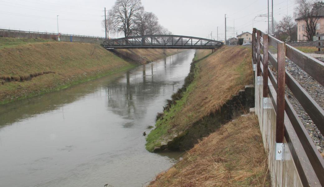 Der Bach mündet nahe beim Auer Bahnhof in den Kanal. 
