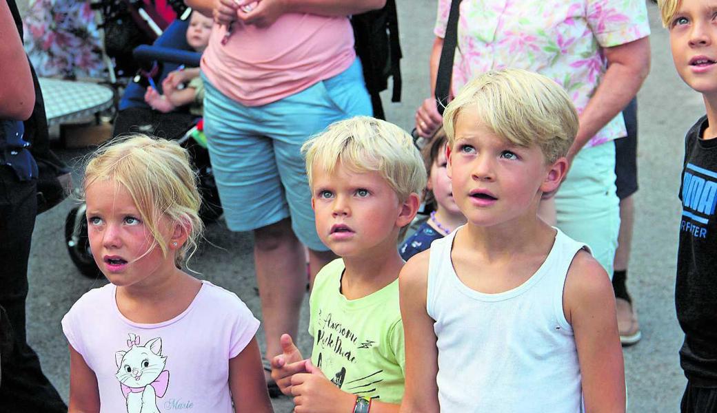 «Wow!» Wie andere Kinder vom «Wirbelsturm» weit nach oben getragen werden, fasziniert.