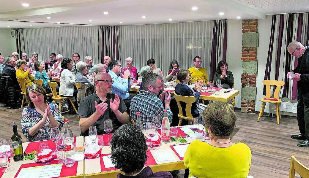 Pfarrer Johann Kühnis (ganz rechts) erntet Applaus für seine Dankesworte an den Kirchenchor Oberegg.