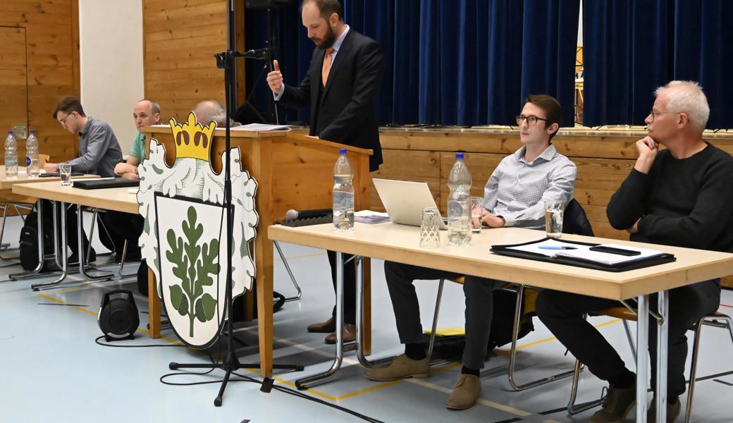 Gemeindepräsident Alex Arnold, Ratsschreiber und Gemeinderäte an der Bürgerversammlung am Donnerstag in der Mehrzweckhalle. 