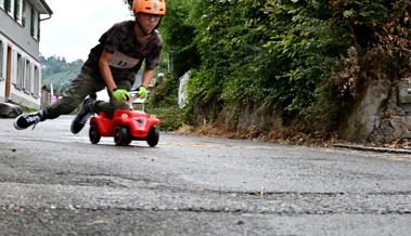 Rennsport auf Kinder-Äuteli: Impressionen vom Bobbycar-Rennen in Thal
