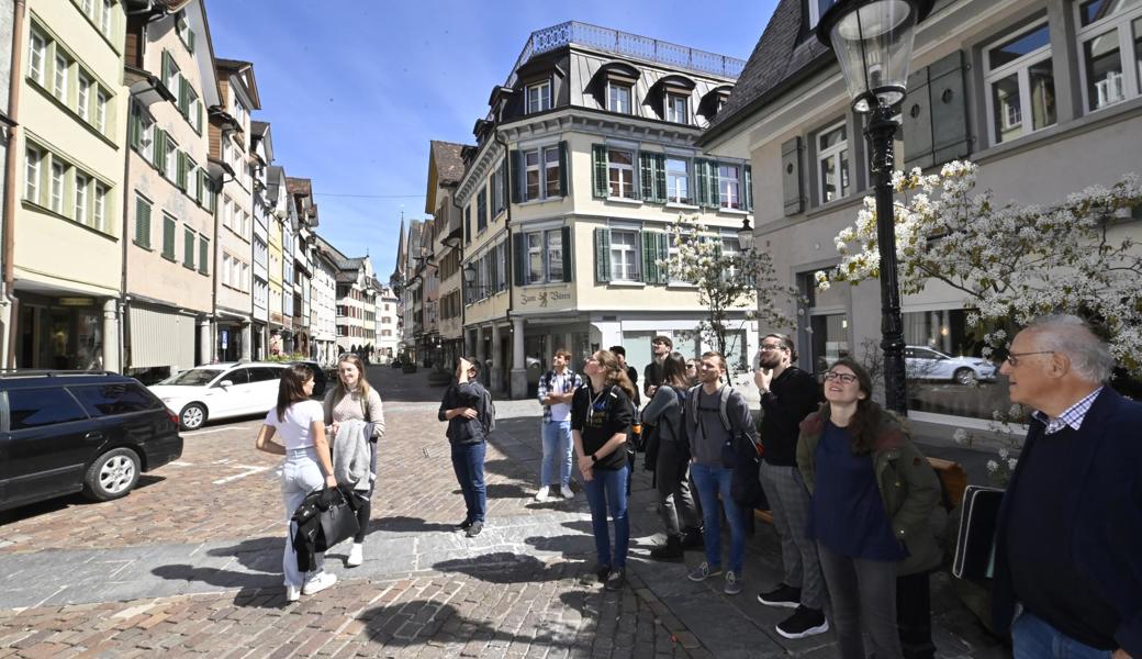 «Was könnte man hier berechnen?» Lernheft-Projektleiter Alfred Zahner und PHSG-Dozentin Tabea Werren mit Studentinnen und Studenten beim initialen Rundgang durchs Städtli.