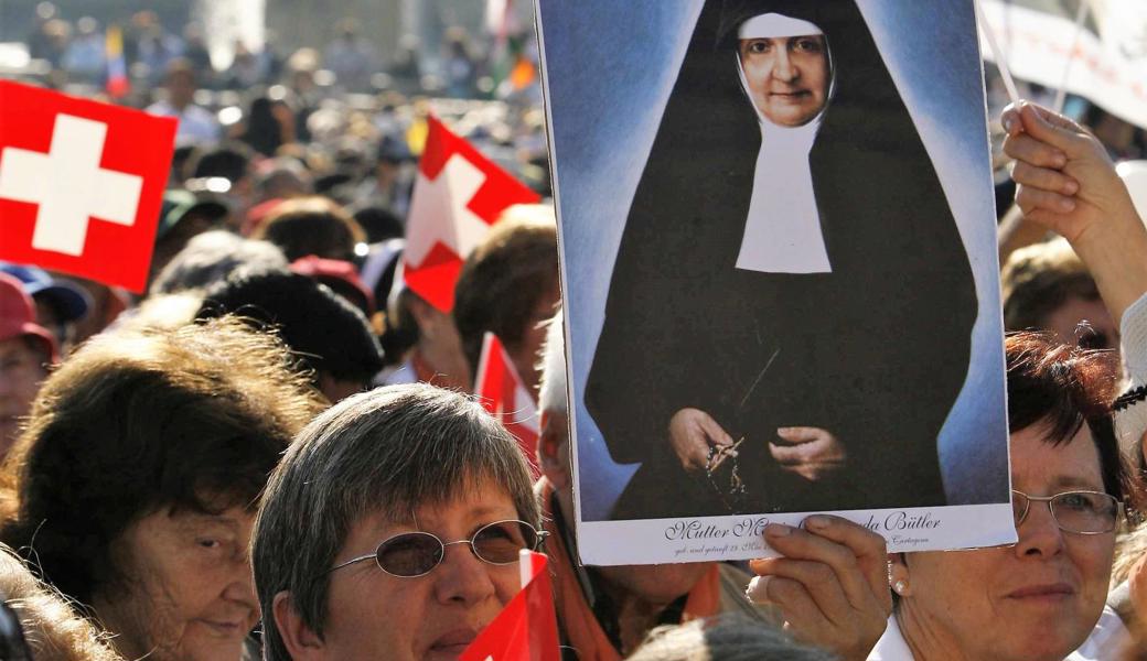 Auf dem Petersplatz im Vatikan feierten am 12. Oktober 2008 mehrere Hundert Pilgerinnen und Pilger aus der Schweiz die Heiligsprechung von Maria Bernarda Bütler.  