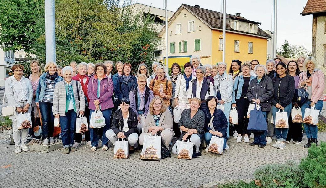 Die Landfrauen mit ihrer süssen «Beute» – Schoggi von Läderach. 