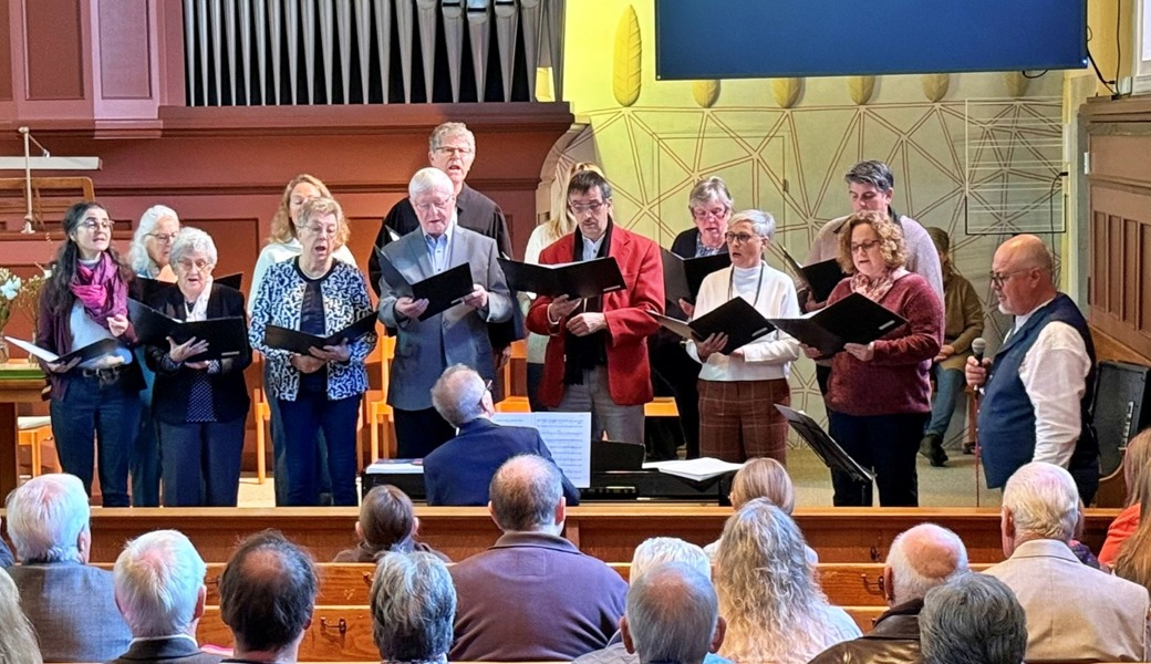 Der evangelische Kirchenchor Diepoldsau-Schmitter zusammen mit Mario Heine (rechts) begeisterte das Publikum.(pd)