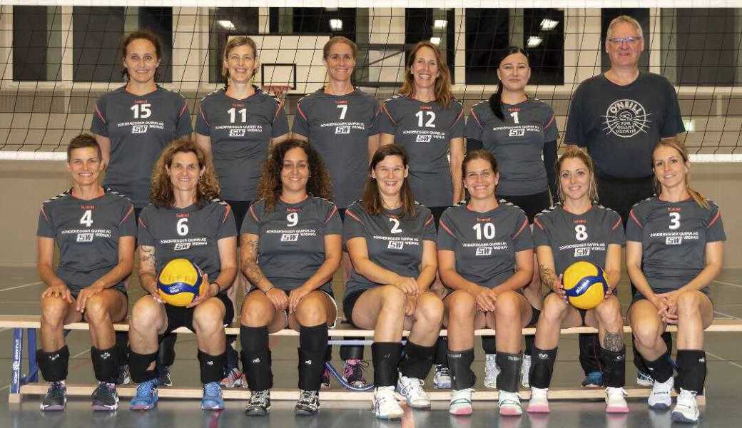 Das Rheno-Frauenteam vor der Saison 2023/24 (hinten von links): Tania Desio, Kerstin Axthelm, Ale­xandra Müller, Yvonne Scherrer, Begüm Hujdur, Manfred Simon (Trainer). Vorne (v. l.): Nadine Oesch, Karin Niederer, Christina Letsch, Alexandra Biello, Ladina Zanetti, Isabella Gassner, Pascale Bürki. 
