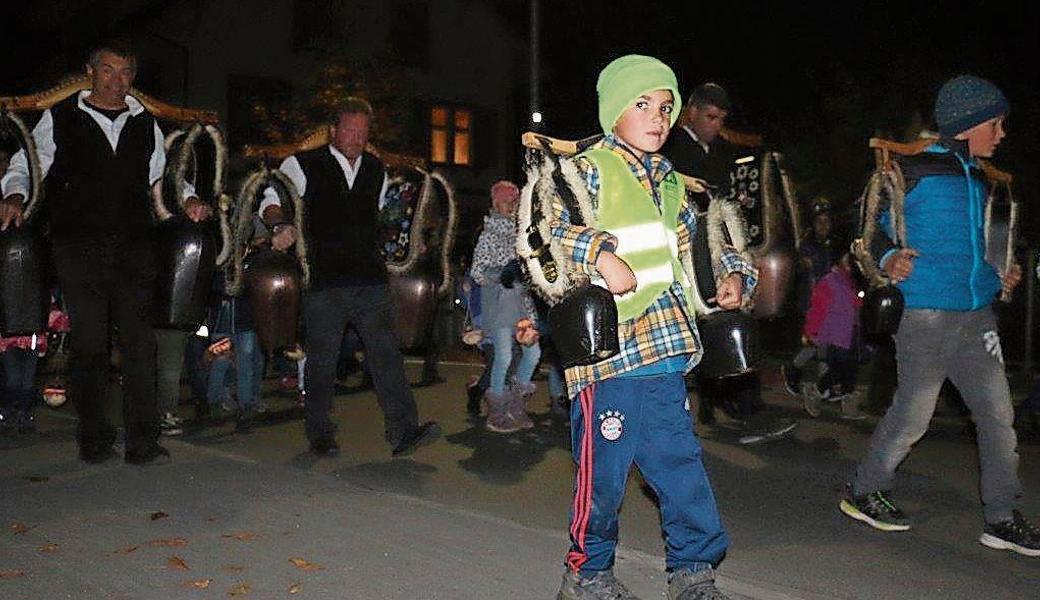 Nach dem Räbenschnitzen marschierten alle beim Umzug mit. 