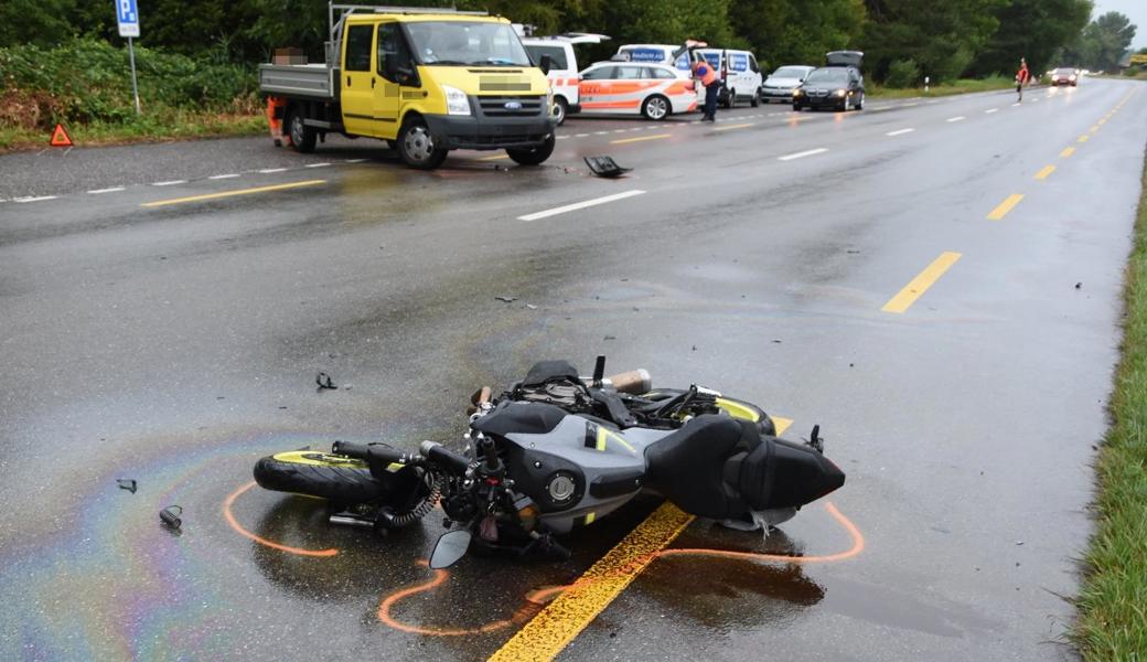 Der Motorradfahrer musste ins Spital gebracht werden.