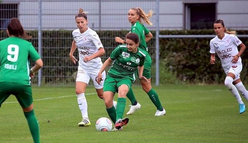 Der St.Gallerin Ardita Iseni (am Ball) gelangen in Basel zwei Tore.