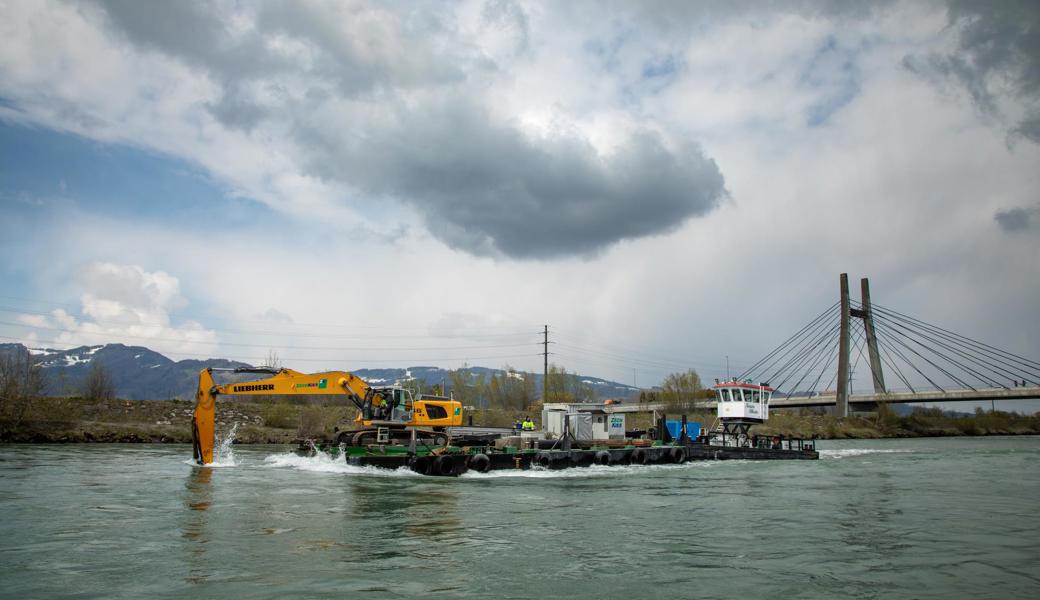 Die Arbeitsplattform mit dem Bagger vor der Schrägseilbrücke bei Diepoldsau.