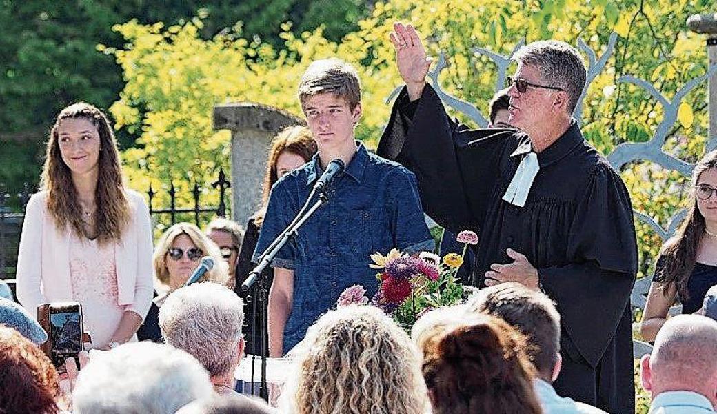 Pfr. Andreas Brändle feiert mit den evangelischen Diepoldsauer Jugendlichen die Konfirmation. 