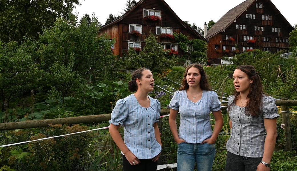 Ariane, Corinna und Christel Steger (von links) stimmen im Bauerngarten vor ihrem Elternhaus in der Unterlitten zwischen Altstätten und Hinterforst ein Jodellied an. 