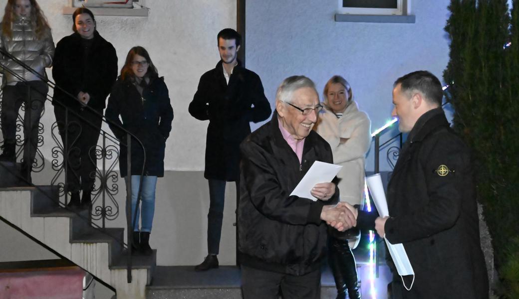 Viktor Pfister freut sich offensichtlich über die Urkunde, die Gemeindepräsident Bruno Seelos ihm soeben überreicht hat.