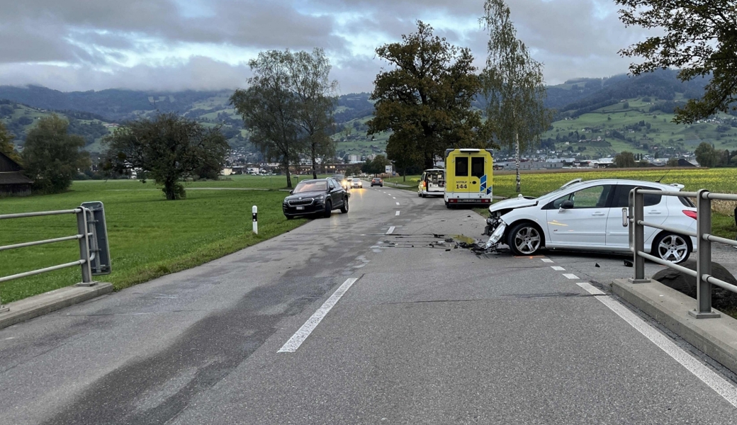 Unfall auf der Kriessernstrasse: Hoher Sachschaden und zwei verletzte Frauen