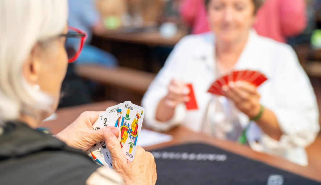 Taktik, zufällige Spielpartner und Kartenglück: Das Rhema Jassturnier geht in die vierte Runde