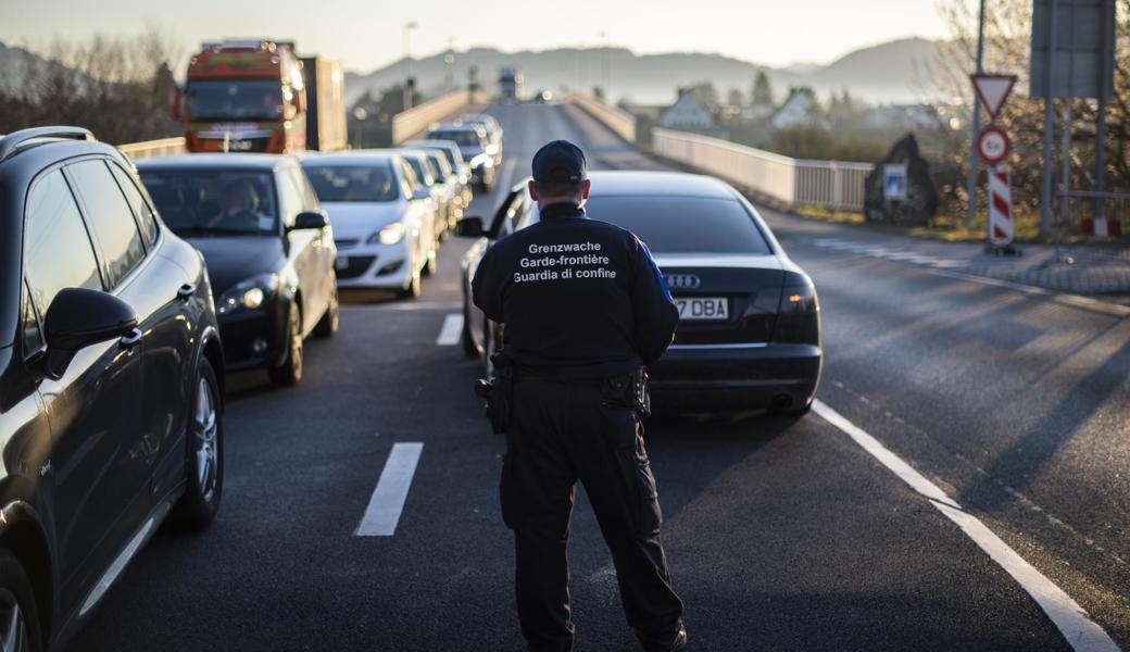 Kontrolle am Zoll zwischen Au und Lustenau – eigentlich längst nicht mehr der erwünschte Grenzübergang für Lastwagenverkehr. 