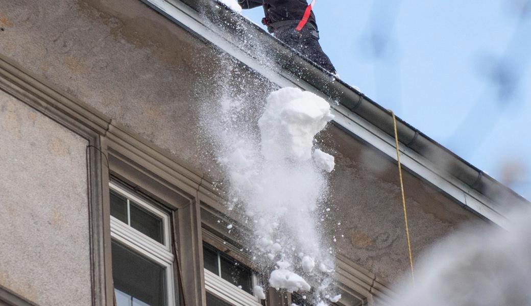 Nachdem das Dach vom Schnee befreit war, stieg der Rentner auf der Leiter hintunter - und stürzte.