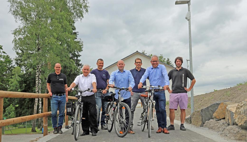 Pascal Meyer (von links), Geschäftsführer J. Meyer Strassenbau GmbH, Roland Wälter, Gemeindepräsident, Guido Seiz, Leiter Unterhaltsdienst, Daniel Litscher, Projektleiter Fachstelle Fuss- und Veloverkehr, Christoph Hutter, Leiter technische Betriebe, Matthias Kuster, Verwaltungsrat Ortsgemeinde, und Roger Durot, Ingenieurbüro FKL, sind zufrieden mit den getätigten Massnahmen beim Zoll Diepoldsau.