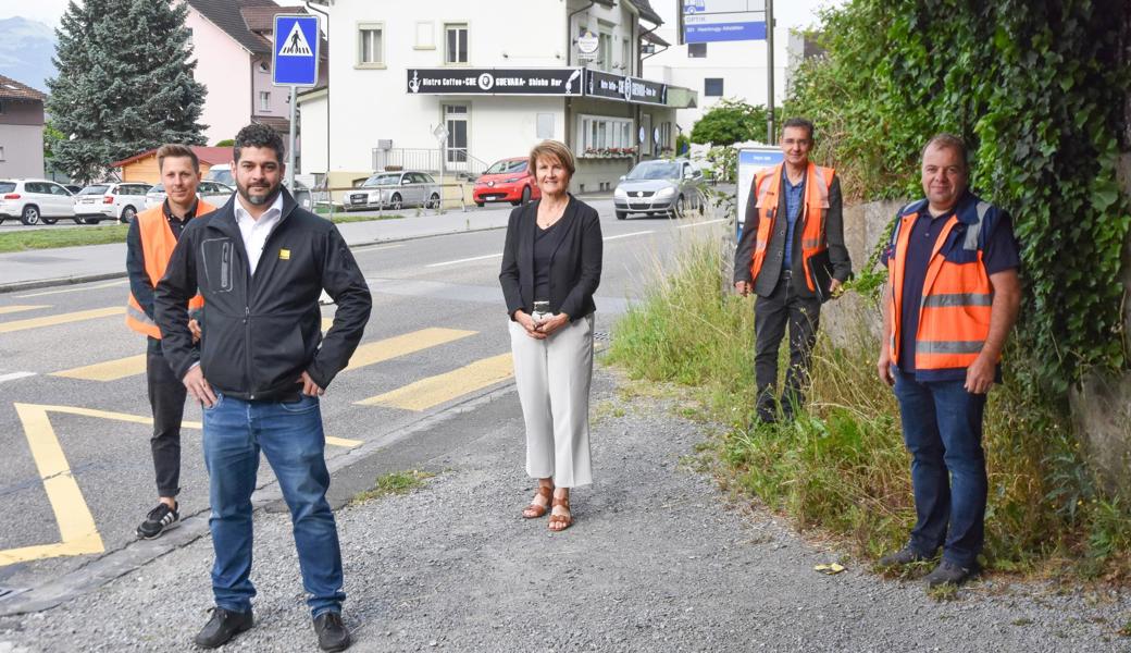 Sie informierten über die am Dienstag beginnenden Bauarbeiten auf der Balgacherstrasse (von links): Bauleiter Matthias Hörler (Firma Wälli Ingenieure AG), Bauunternehmer Christian Spiess (Firma Stutz AG), Gemeindepräsidentin Silvia Troxler, Titus Tobler (Strassenkreisinspektorat St. Gallen) und Ortsbauleiter Ivo Kobler (Gemeindebauamt). 