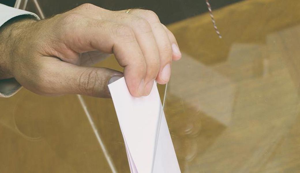 Am Wahlpodium stellen sich die fünf neuen Stadtratskandidaten vor. 