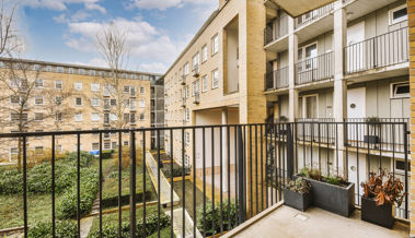 2025: Ein Mitbewohner verabschiedet sich aus der WG