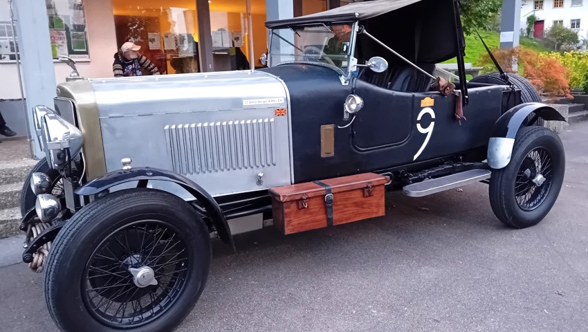 Der Sunbeam 25 HP Supertourer zog vor dem Kirchgemeindehaus die Blicke auf sich.