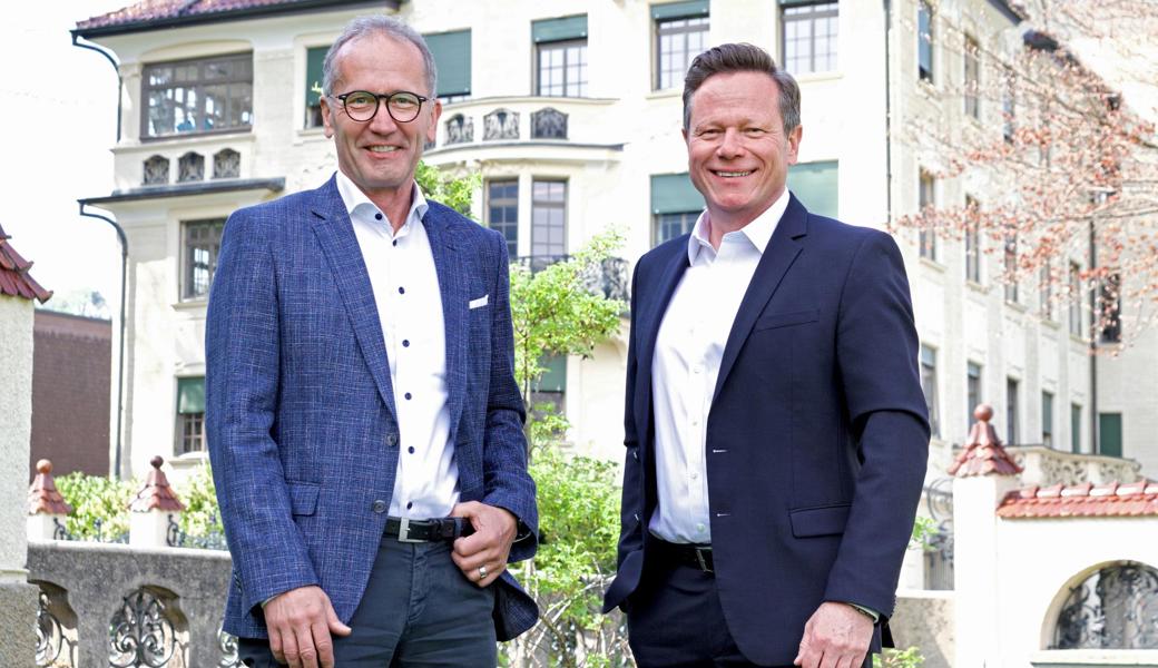 Christoph Tobler mit seinem Nachfolger Renato Luck (rechts) auf dem Sefar-Gelände in Thal. Christoph Tobler mit seinem Nachfolger Renato Luck (rechts) auf dem Sefar-Gelände in Thal.