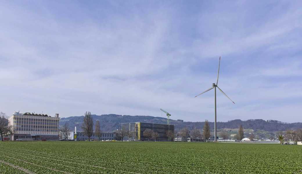 SFS hat verschiedene Visualisierungen erstellen lassen. Hier im Bild die Fotomontage mit Windkraftanlage vom Feldweg aus gesehen. Es wurde, nebst weiteren, von der Zürcher Interwind AG erstellt.  