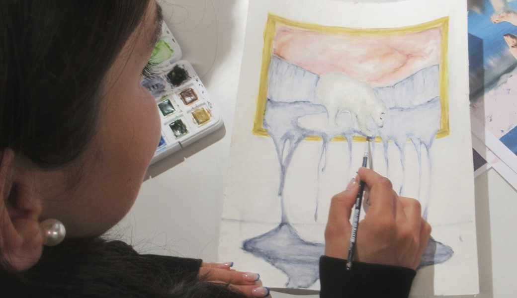 Ein Fokusthema der Ausstellung ist der Zustand der Umwelt. Eine Schülerin zeichnet einen Eisbär, der sich auf Eisschollen balanciert (l.), ein fertiges Werk zeigt einen im Meer versinkenden Eisbär. Ein Fokusthema der Ausstellung ist der Zustand der Umwelt. Eine Schülerin zeichnet einen Eisbär, der sich auf Eisschollen balanciert (l.), ein fertiges Werk zeigt einen im Meer versinkenden Eisbär.