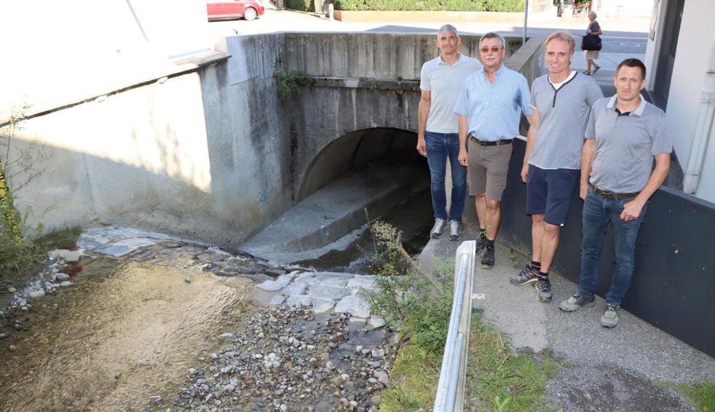 Die Bauarbeiten an der Rampe in den Durchlass unterm Frauenhofplatz hindurch starten. Von links: Patrick Rissi  vom Ingenieurbüro Rissi + Partner AG, Herbert Finger vom Bauunternehmen Finger AG, Roman Aschwanden von der Marquart AG und Stadtrat Hans Städler bei der Rampe vor dem Durchlass «Frauenhofplatz». 