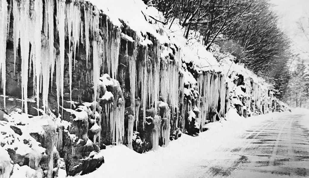 Im Februar 1942 liess an der Sonderstrasse zwischen Walzenhausen und Wolfhalden eine eindrückliche Eiszapfengalerie die Vorderländer staunen.