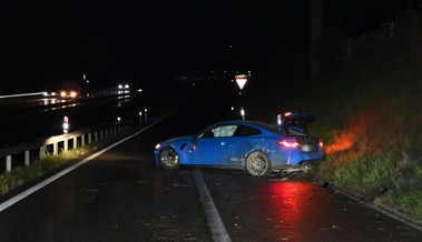 Wagen überschlägt sich auf der Autobahneinfahrt - zwei junge Männer verletzt