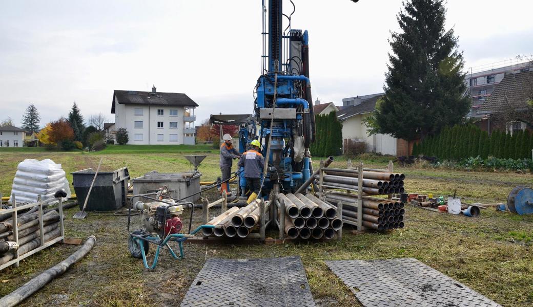 Seit Montag laufen auf dem Areal des neuen Alters- und Pflegezentrums Widnau die Probebohrungen für die Erdwärmesonden. 