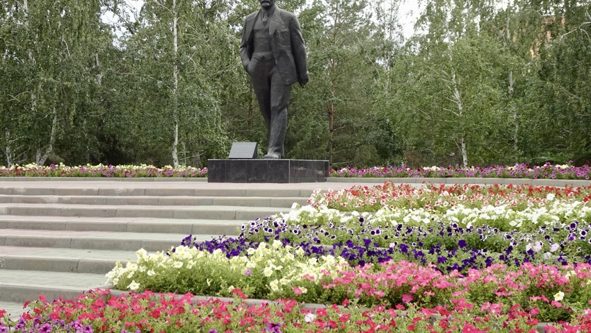 Am Stadion liegt der piekfein herausgeputzte Siegespark, der an den sowjetischen Sieg im Zweiten Weltkrieg erinnert – mit Lenin-Statue.