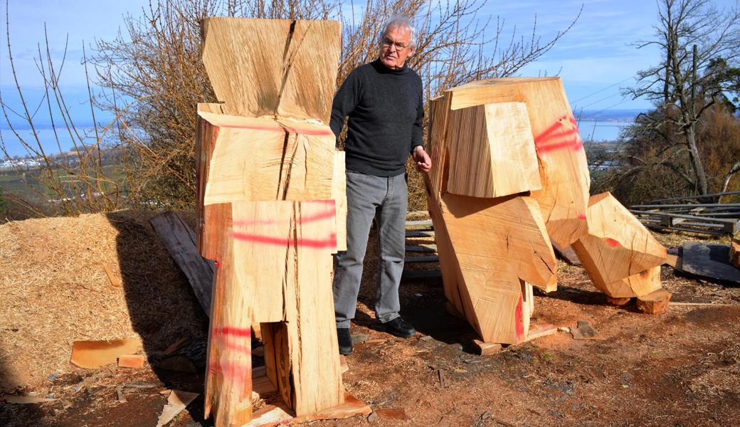 Hubert Bischoff zwischen den Figuren, die künftig das Schulhaus in Azmoos künstlerisch aufwerten. Der Werkstoff – ein grosser Lindenstamm – stand früher dort, wo das neue Haus entsteht.