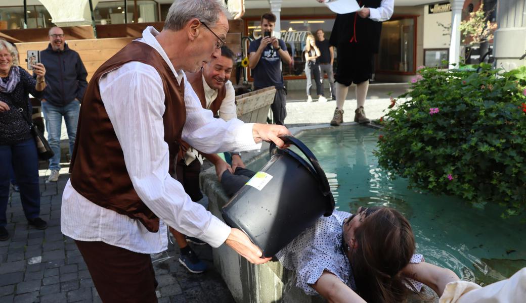 Beim Locherbrunnen wurde sie auf einen nassen Schwamm gesetzt, mit Wasser überschüttet und anschliessend..