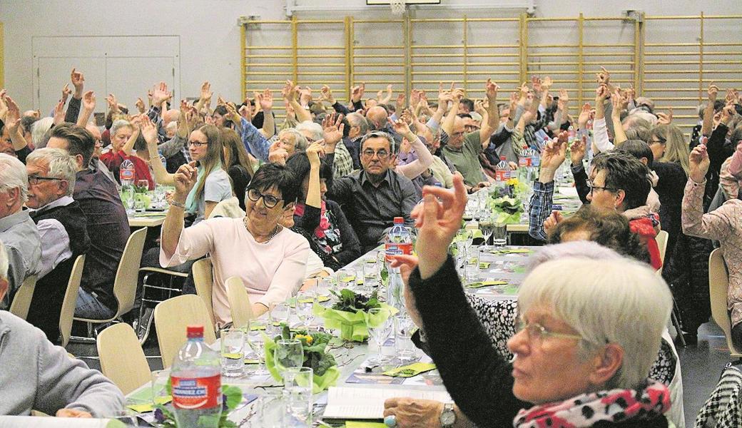 Die gut besuchte Mehrzweckhalle Riet war sich einig über die Geschäfte der Ortsgemeinde. 