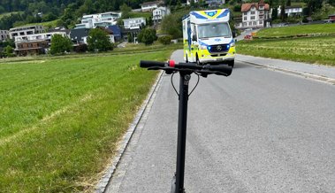 Beim Überqueren der Strasse mit E-Trottinett gestürzt