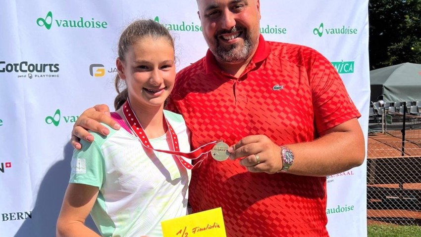 Zoe Kägi mit ihrem Trainer Stefan Bokor.