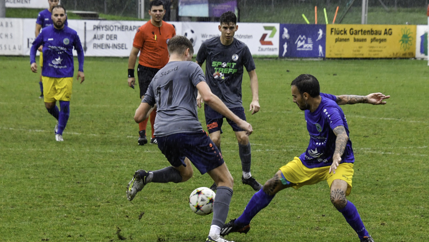 Dem FC Diepoldsau-Schmitter gelang es früh in der Saison, Staad (in Grau) zu bezwingen. Er steht knapp hinter der Spitzenquartett.