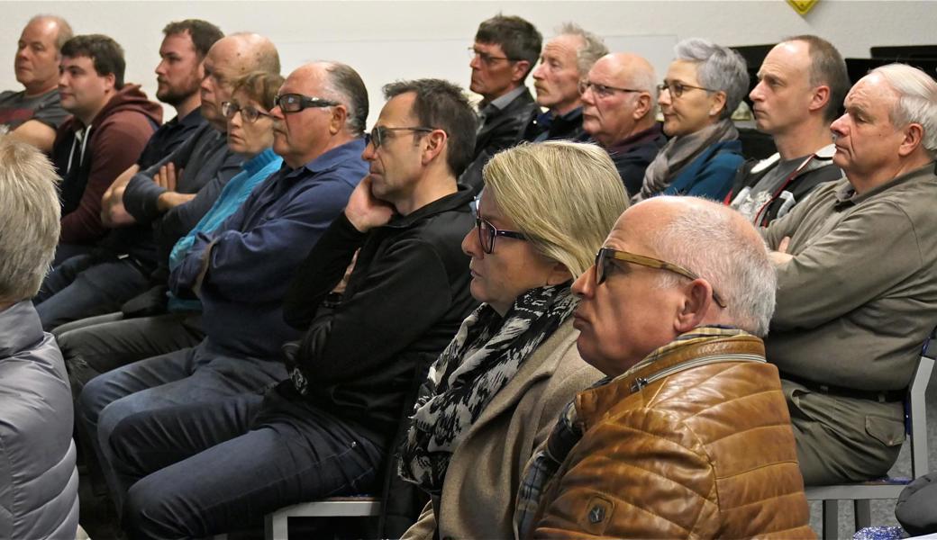 Zahlreiche interessierte Besucher folgten den Ausführungen des Primarschulratspräsidenten Karl Loher und des Architekten Lothar Bandel.