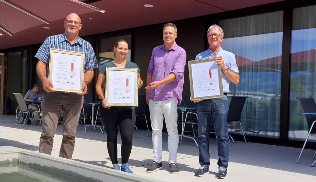 Am 17. August erhielten die Verantwortlichen im «Huus Feldhof» drei Urkunden von der terzStiftung: Rolf Huber (Präsident Verwaltungsrat), Susanne Tetzner (Pflegedienstleiterin), Thomas Elias (terzStiftung) sowie Heimleiter Kurt Maute (von links). 