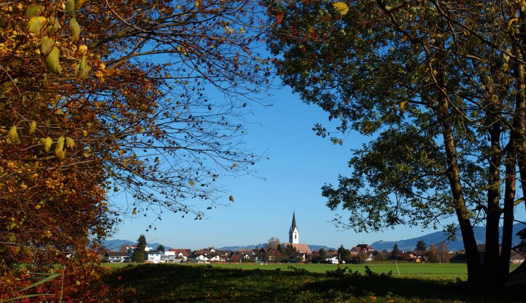 Kriessern, in Herbstfarben eingebettet.