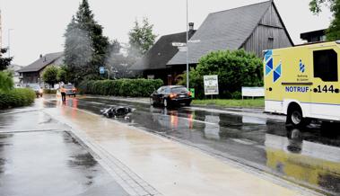 Rollerfahrer stösst mit Auto zusammen