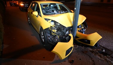 Betrunkener Mann fährt mit seinem Auto frontal in eine Strassenlampe