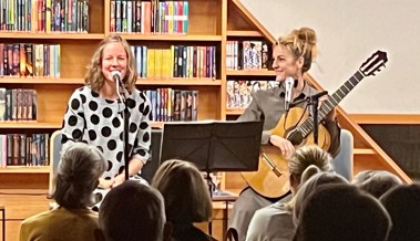Das Duo fehrstimmt  gab ein  Wohnzimmerkonzert in der Bibliothek