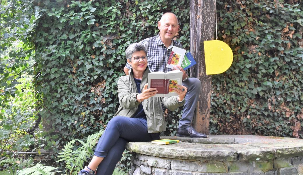 Sarah Peter Vogt (Kulturstiftung) und Michel Bawidamann («Diogenes») freuen sich aufs nächste Buch aus dem Schreibwettbewerb.