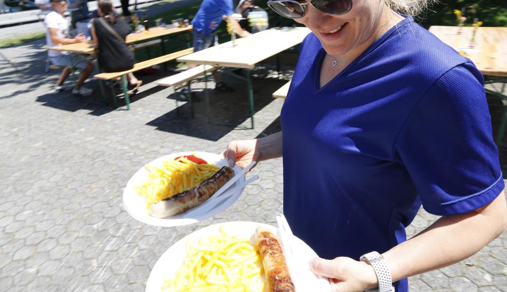 ... und Pommes Frites mit Bratwurst.