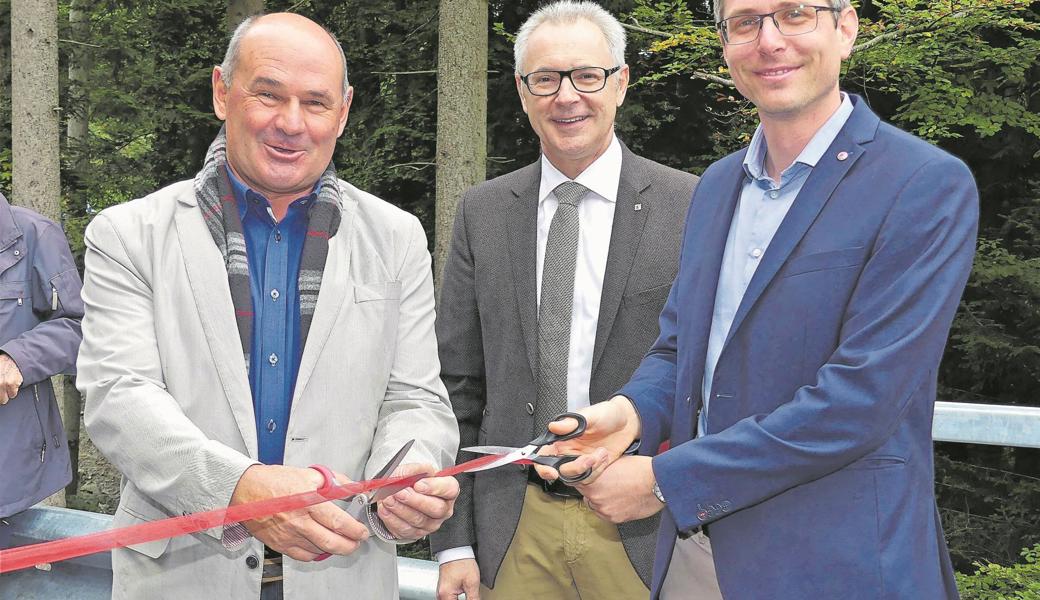 Die beiden Gemeindepräsidenten von Wolfhalden und Walzenhausen, Gino Pauletti (l.) und Michael Litscher (r.), eröffneten gemeinsam mit Regierungsrat Dölf Biasotto die neue Eichenbachbrücke. 