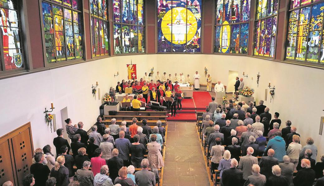 Bis auf den letzten Platz gefüllt: Messe zum 75-Jahr-Jubiläum der Bruder-Klausen-Kirche. 